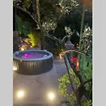 Les Clapiers Avec Jacuzzi Et Riviere. Daire Mialet (Gard)