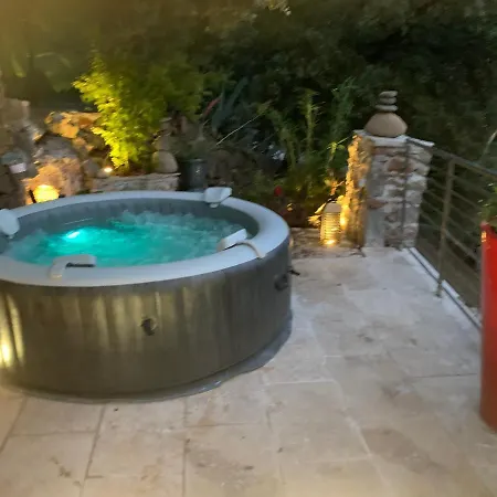 Les Clapiers Avec Jacuzzi Et Rivière. Mialet (Gard)