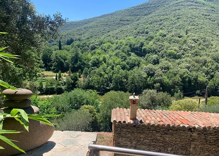 Les Clapiers Avec Jacuzzi Et Riviere. *